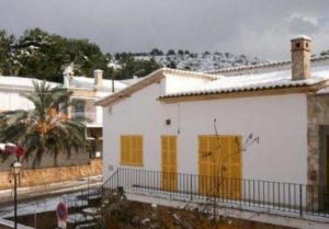 Auf Mallorca kann es kalt werden, sogar winterlich. Das Haus sollte daher gut isoliert sein und Heizung haben.